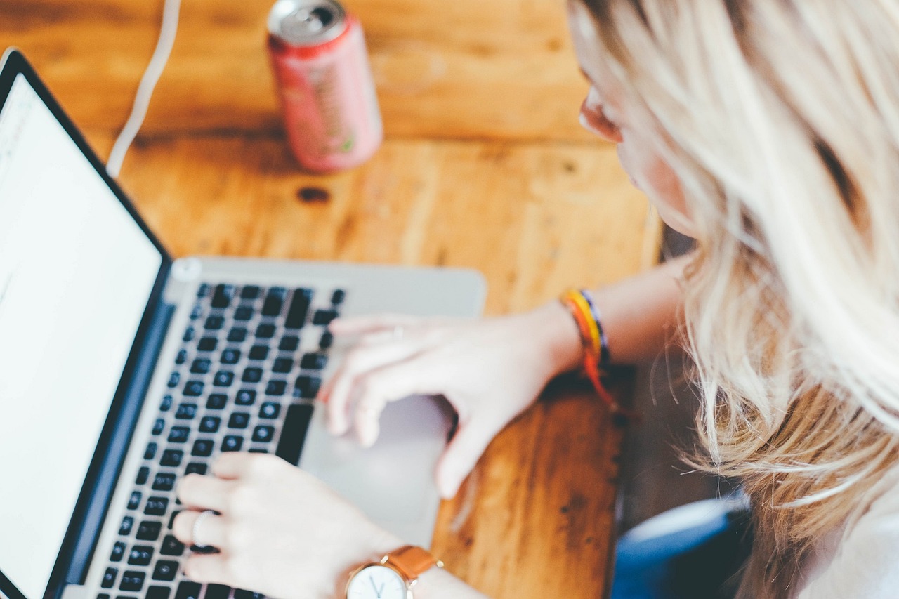kvinde, der skriver på computer