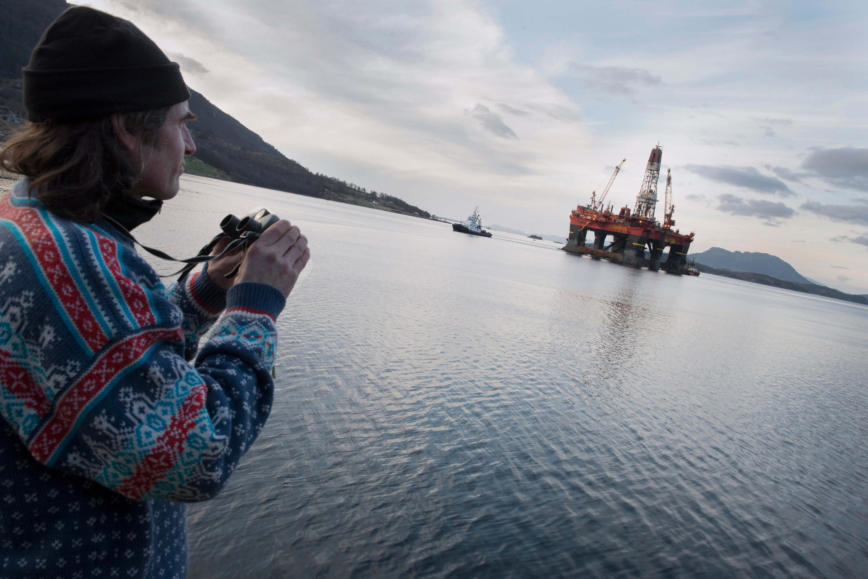 man looking at oil rig (1)