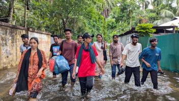 Unge i Bangladesh trodser oversvømmelserne