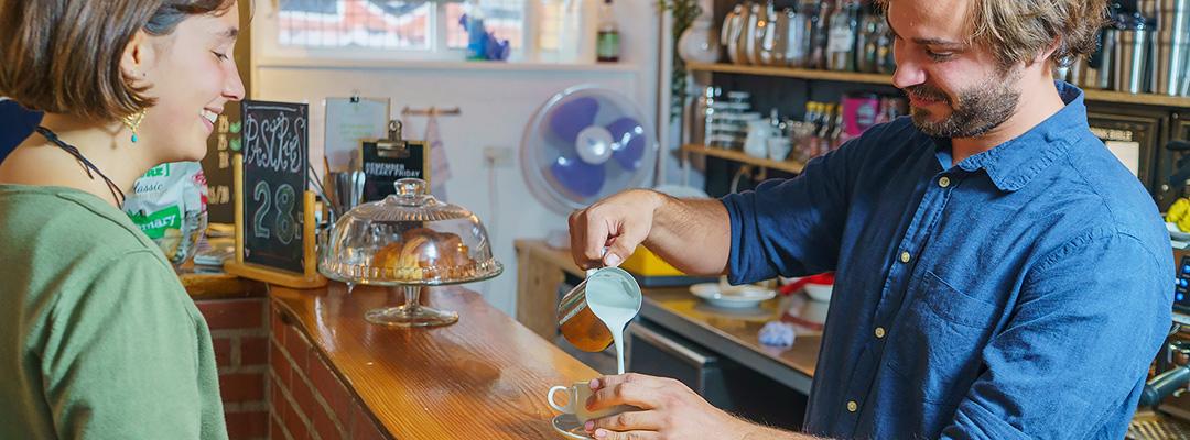 Servering af kaffe i Mellemrummet. Foto: David Lundbye