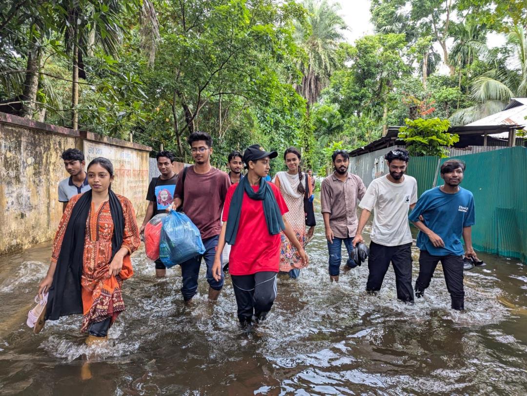 Unge i Bangladesh trodser oversvømmelserne